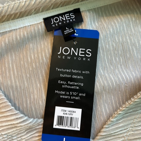 A women’s short sleeve top. Textured with button detail. - Picture 3 of 5